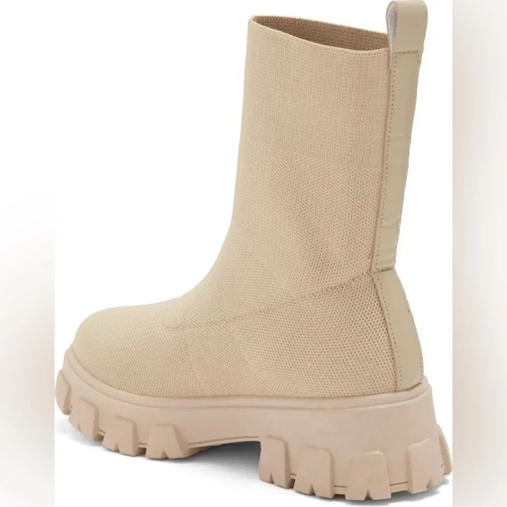 WILD DIVA LOUNGE Stretch Lug Sole Bootie 9 (best fit 8.5)